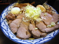 「全部乗せ油そば（大盛）+温玉」@兎に角 松戸店の写真