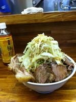 「小豚入り（ヤサイ、ニンニク、カラメ）麺カタメ」@ラーメン二郎 新小金井街道店の写真