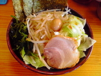 「ラーメン並（硬め、薄め）+トッピングもやキャベ」@横浜ラーメン 湘家 江木店の写真