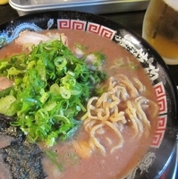 「とんこつラーメン・ネギ多め+替玉細硬+生ビール（中） 750円+」@無鉄砲 東京中野店の写真