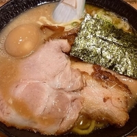 「ヨシベーラーメン醤油 （ トロ肉ハーフサイズ+半熟味付玉子トッピ」@ラーメン ヨシベー 錦糸町店の写真