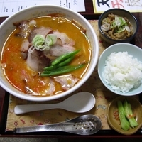「チャーシュー担々麺950円(白飯付き)+豚もつ煮150円」@天山の写真
