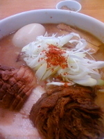 「辛味噌ラーメン大盛り+味玉+ヘタ肉+魚粉」@麺処 慶の写真