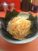 「ラーメン（太麺）+海苔増し+ネギ￥930」@鹿島家 石川町店の写真