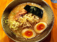 「豚骨しょう油らあ麺」@らあ麺 やったる 新宿店の写真