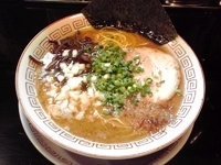 「魚介豚骨ラーメン（カツオ油）バリカタ+替玉2玉」@博多長浜らーめん 六角堂 八王子店の写真