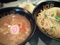 「つけ麺大盛750円+ネギ塩レモン100円（トッピング）」@つけめん102 大宮店の写真