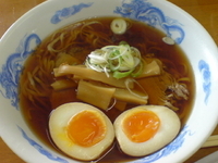 「黒醤油らーめん（あっさり、手打麺）味付たまご」@醤油家おゝ田の写真