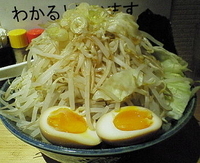 「秘伝そば（クーポンで玉子半分サービス） 850円」@奥州麺処 秘伝 新御徒町店の写真