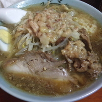 「ラーメン（麺半分・ニンニク・アブラ）￥750」@ラーメン富士丸 西新井大師店の写真