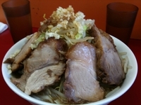 「ラーメン 中700円 + 小豚150円 （ヤサイ、ニンニク、カラ」@モッコリ豚の写真