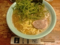 「ラーメン（かため）+中盛+くきわかめ」@まこと家の写真
