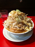 「豚ラーメン（ヤサイマシマシ、ニンニク、アブラ、カラメ）」@用心棒の写真