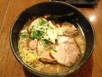 「焼豚らぁめん細麺（大盛）+煮たまご」@麺や鐙壱番の写真