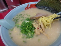 「【期間限定】濃厚プレミアム塩とんこつ ¥780+ ￥100「麺硬」@ラーメン山岡家 水戸南店の写真