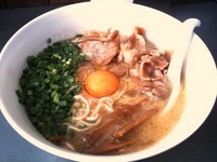 「徳島らぁめん（800円）」@NOODLE AND BAR SANCHA FUKAMIの写真