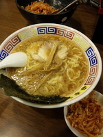 「醤油豚骨ラーメン【700円】」@麻布ラーメン 慶応三田店の写真