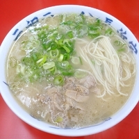「ラーメン 400円+替玉（カタ） 100円」@元祖 長浜家の写真