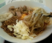 「特製まぜそば（全まし）950円+豚まし200円」@ジャンクガレッジ イオンレイクタウンmori店の写真