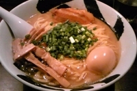 「白無骨ラーメン味玉」@麺屋武蔵 武骨の写真