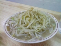 「並（野菜マシニンニクチョイマシアブラヌキカラメ）」@自家製太麺 ドカ盛 マッチョ 難波千日前店の写真