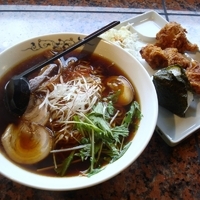 「A定食（醤油らーめん+おにぎり1個+唐揚げ3個） 800円+麺大」@麺処 じゅげむの写真