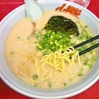 「濃厚プレミアム・塩とんこつ+中盛（麺カタメ）+ライス 780円+」@ラーメン山岡家 小山田間店の写真