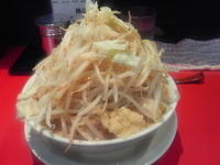 「豚入りラーメン+味玉（ヤサイましまし・ニンニク）」@用心棒の写真