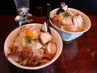 「特まぜそば（めん大盛×2）+ちゃあしゅう+鶏そぼろ」@ねじ式の写真