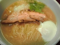 「塩らーめん大盛り（800円）+温玉（100円）+ライス（100円」@めんやももの写真