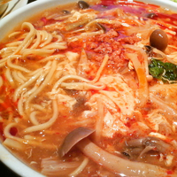 「酸辣湯麺（ランチサービス麺大盛、水餃子、半チャーハン、浅漬け、杏」@吉龍軒の写真