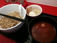 「つけめんレッド 880円 + 味玉80円 中盛り」@ツケメンヤ NB59の写真