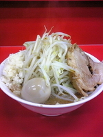 「ラーメン小（麺少なめ）+味玉+ニンニクダブル+カラメ+ヤサイちょ」@ドン-キタモトの写真