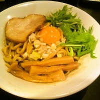 「地鶏脂の油そば 生玉子付」@音麺酒家 楽々の写真