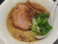 「淡麗らーめん（黒）@750（?）」@音麺酒家 楽々の写真