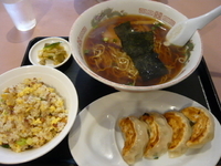 「サービスセット（ラーメン・半チャーハン・餃子4個） 880円」@是政の写真
