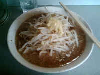 「ラーメン（600円）油、ニンニク、野菜増し」@ラーメン 虎ノ門店の写真