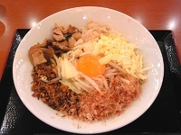 「まぜそば（750円）+チーズ（無料）+アブラ（無料）」@ジャンクガレッジ イオンレイクタウンmori店の写真