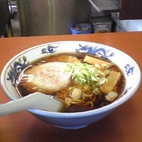 「醤油ラーメン（大盛り）」@ラーメンともえの写真