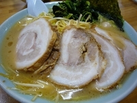 「ネギチャーシューメン・中［麺カタメ］（1100円）+ライス」@壱寅家 新松戸店の写真