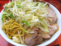 「豚入りラーメン（ヤサイニンニク）@800」@ラーメン二郎 仙川店の写真