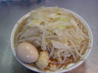 「らーめん （野菜多め ニンニク）600円 + 味玉70円」@らーめん大 本郷店の写真