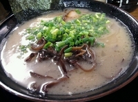 「ラーメン 650円+替え玉券で替え玉」@博多長浜らーめん ぼたんの写真