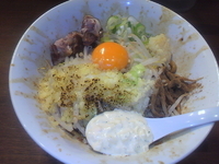 「まぜそば（ヤサイ少し・ニンニク・タルタルソース）+炙りチーズ」@ラーメンアキラの写真