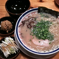 「ラーメン（ハリガネ￥680）赤オニ（￥100）関東ネギ（￥100」@博多長浜らーめん 田中商店の写真