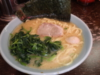 「ラーメン中盛（750円）海苔（50円）ほうれん草（50円）」@横浜家系ラーメン ほどが家の写真