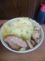 「まぜそば（野菜、にんにく）+チーズ」@魔人豚の写真