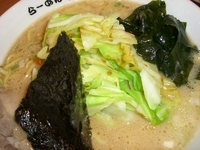 「とんこつらーめん￥480+キャベツ（サービス券使用にて無料）」@横浜とんこつらーめん藤龍 モラージュ菖蒲店の写真