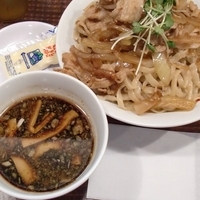 「肉盛りつけ麺（300g） + キューピー・からしマヨネーズ」@魁 肉盛りつけ麺 六代目けいすけの写真