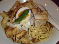 「煮干しカレー肉そば（800円）【10月限定、1日10食限定】+ラ」@すごい煮干ラーメン凪 新宿ゴールデン街店 本館の写真